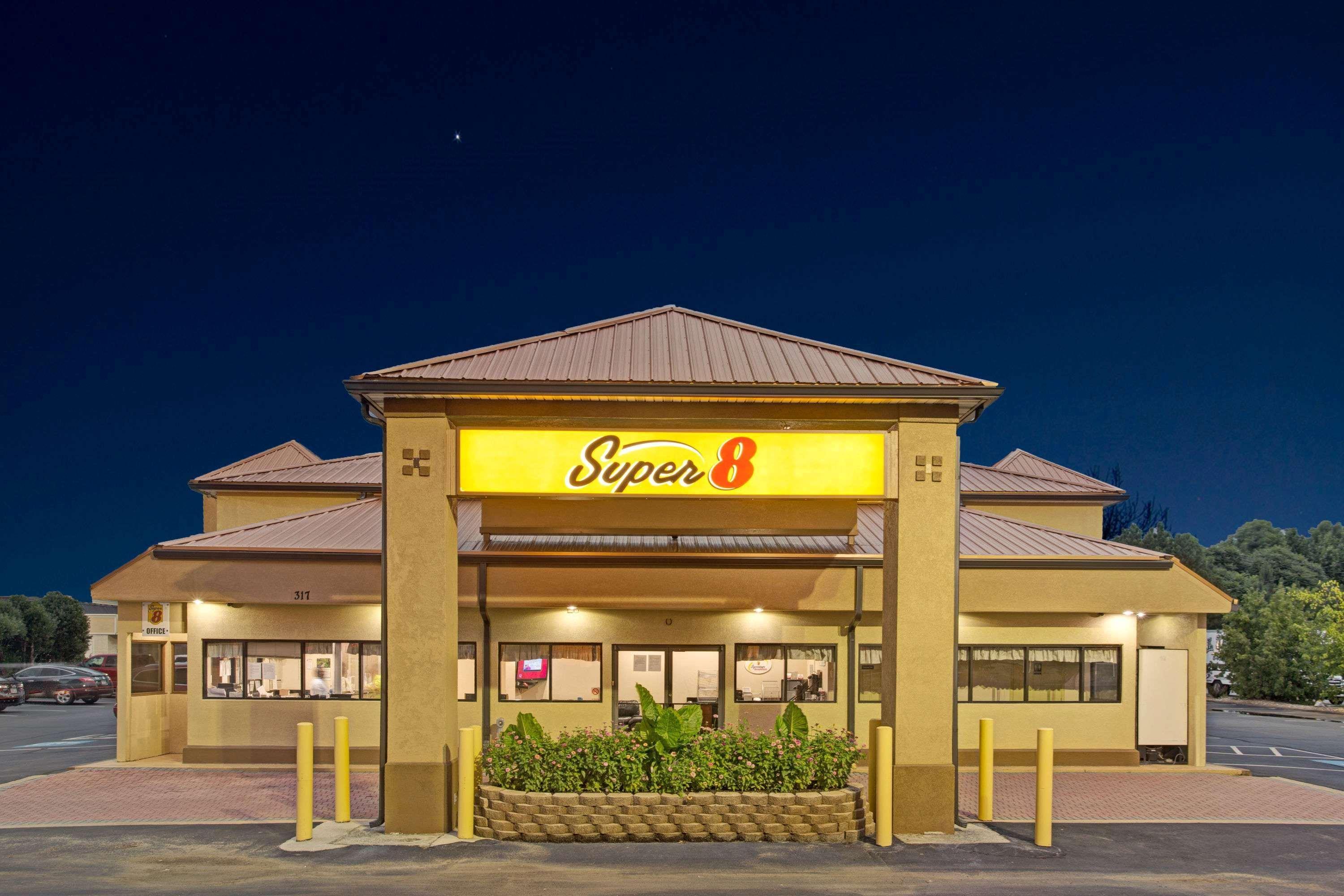 Super 8 By Wyndham Suwanee Hotel Exterior foto