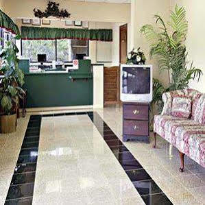 Super 8 By Wyndham Suwanee Hotel Exterior foto